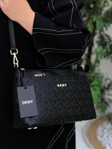 حقيبة DKNY السوداء: رمز الأناقة والتميّز!