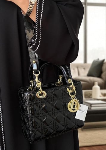 حقيبة ديور السوداء: رمز الأناقة والفخامة!