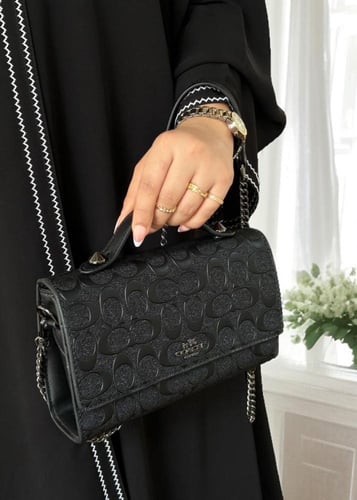 تألقي بأناقة مع حقيبة كوتش الفاخرة!