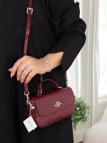 **كوتش مستر: أناقة جريئة بلون أحمر جذاب!**