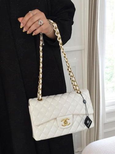 "حقيبة شانيل البيضاء مع سلسلة ذهبية: لمسة من الأنا...