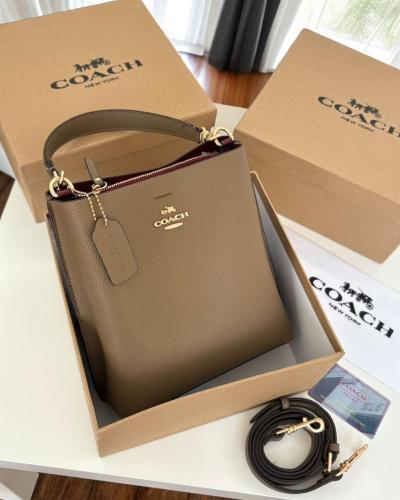 حقيبة كوتش البنية فاتح: أناقة وراحة لا تُضاهى!