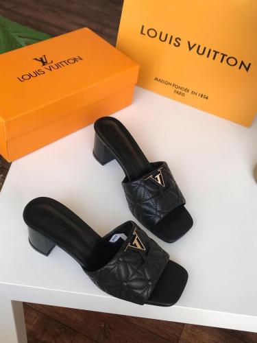 "حذاء لويس فويتون السوداء: أناقة خالدة وفخامة راقي...