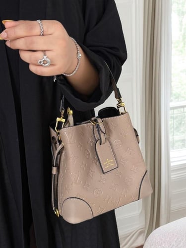 حقيبة لويس فويتون البنية: لمسة من الفخامة وأناقة م...