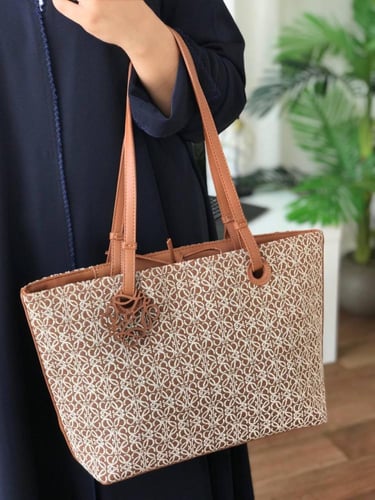 حقيبة لويفي البنية: أناقة وراحة في تصميم استثنائي