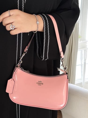 **"تألقي بأناقة مع حقيبة COACH الوردية - لمسة من ا...