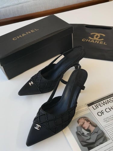 احصلي على لمسة من الفخامة مع أحذية شانيل!