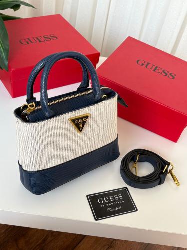 حقيبة GUESS بلون البيج والأزرق الداكن