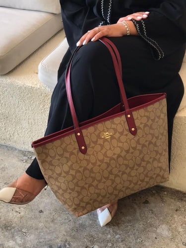 تألقي بالأناقة العملية مع حقيبة Coach Tote!