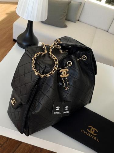 حقيبة شانيل السوداء: أناقة كلاسيكية وفخامة لا تُضا...