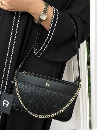 تألقي بأناقة مع حقيبة AIGNER!