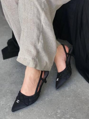 احصلي على لمسة من الفخامة مع أحذية شانيل!