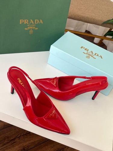 حذاء برادا الأحمر الجذاب - لمسة من الجرأة والأناقة