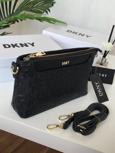 حقيبة DKNY السوداء المزخرفة: أناقة لا مثيل لها!"