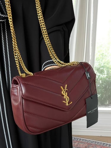 حقيبة سان لوران الحمراء: لمسة جريئة من الفخامة