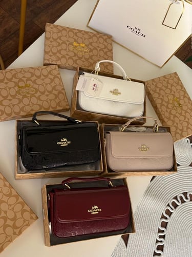 **كوتش مستر: أناقة جريئة بلون أحمر جذاب!**