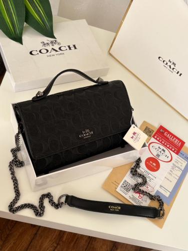 تألقي بأناقة مع حقيبة كوتش الفاخرة!