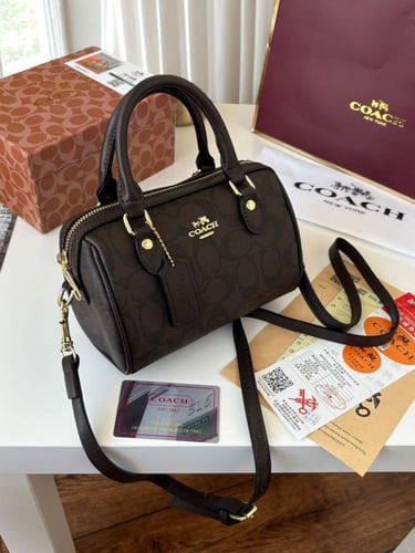 "شنطة كوتش المبرومة: لمسة عصرية من الفخامة والتميز...