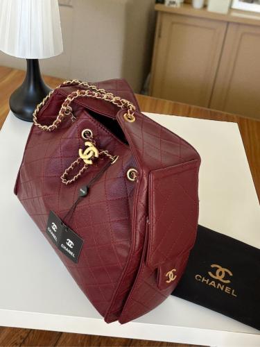 حقيبة شانيل العنابية الفاخرة: أناقة وجودة لا مثيل...