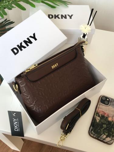 حقيبة DKNY البنية الغامق المزخرفة: لمسة من الفخامة...
