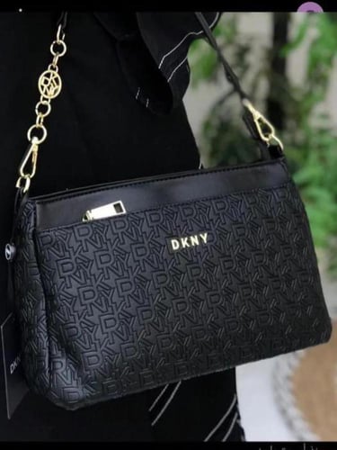 حقيبة DKNY السوداء: رمز الأناقة والتميّز!