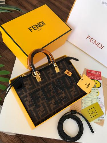 حقيبة فيندي روما: حيث تلتقي الفخامة بالابتكار في ك...