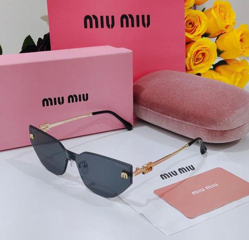 "نظارات ميو ميو: لمسة عصرية من الفخامة!"