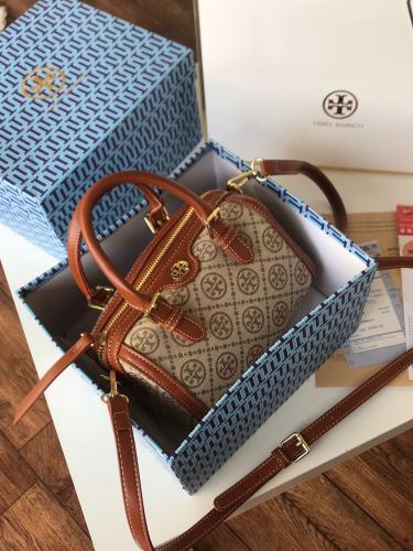 شنطة نسائية من ماركة Tory Burch!"