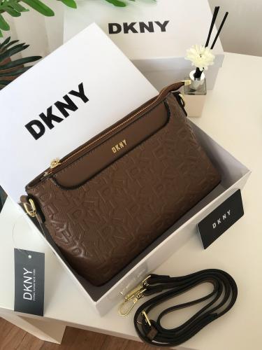 حقيبة DKNY البني الفاتح المزخرفة: لمسة من الفخامة...