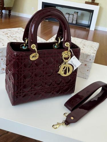 حقيبة ديور العنابية: لمسة من الفخامة والجاذبية!