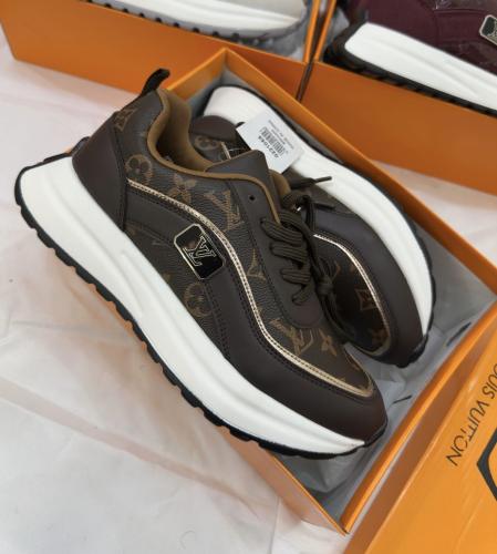 أطلق أناقتك مع حذاء لويس فويتون الرياضي!