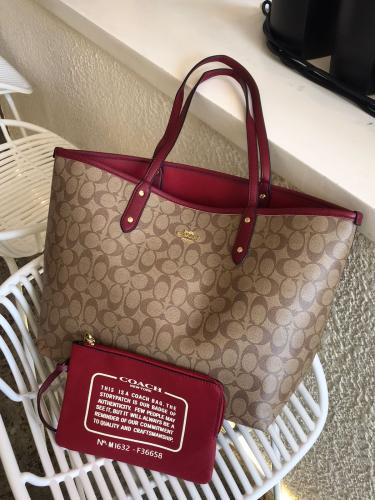 تألقي بالأناقة العملية مع حقيبة Coach Tote!