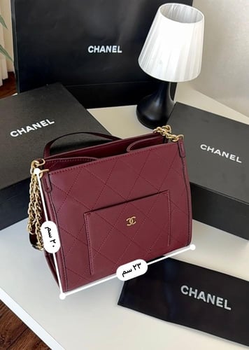 حقيبة شانيل الحمراء: رمز الفخامة والأناقة