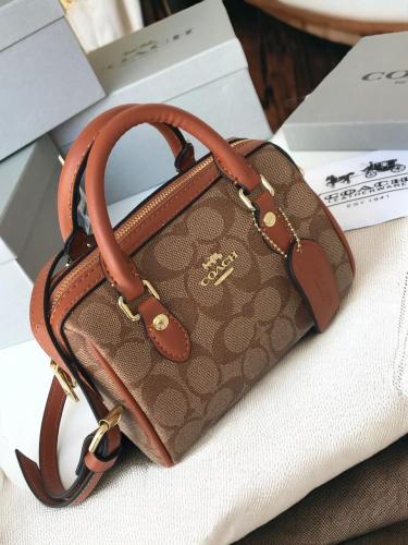 "شنطة كوتش المبرومة: فخامة وأناقة بتصميم مبتكر"