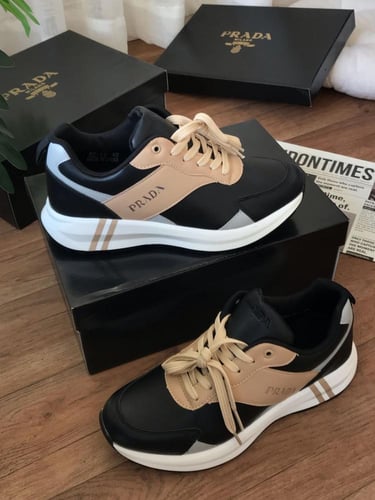 حذاء برادا الرياضي بتصميم أنيق