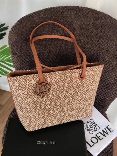 حقيبة لويفي البنية: أناقة وراحة في تصميم استثنائي