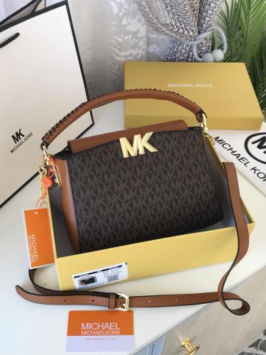 حقيبة مايكل كورس الأنيقة - لمسة فاخرة لإطلالة متكا...