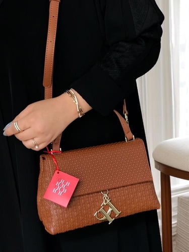 حقيبة CH الأنيقة باللون البني: لمسة من الفخامة الع...