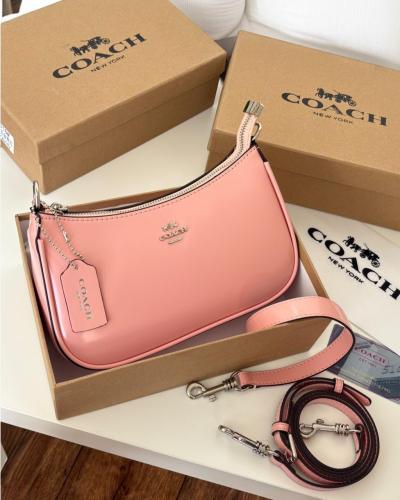 **"تألقي بأناقة مع حقيبة COACH الوردية - لمسة من ا...