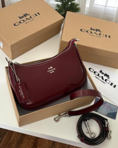 **"حقيبة كوتش الحمراء: لمسة من الجاذبية والجرأة!"*...