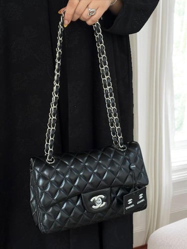 "حقيبة شانيل السوداء مع سلسلة فضية: الفخامة تلتقي...
