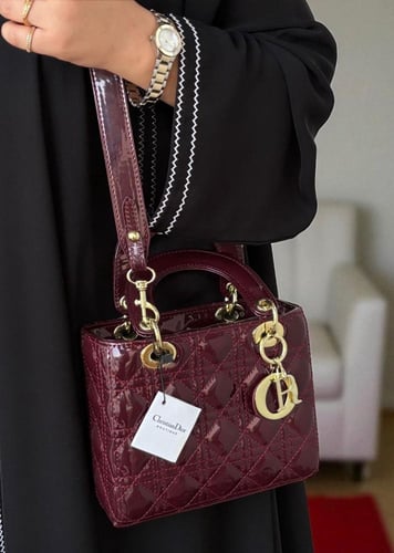 حقيبة ديور العنابية: لمسة من الفخامة والجاذبية!