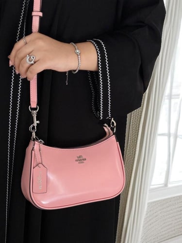 **"تألقي بأناقة مع حقيبة COACH الوردية - لمسة من ا...