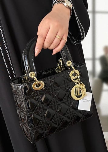 حقيبة ديور السوداء: رمز الأناقة والفخامة!