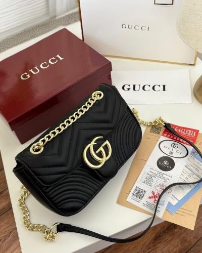 حقيبة Gucci الكلاسيكية بلون أسود مع تفاصيل ذهبية
