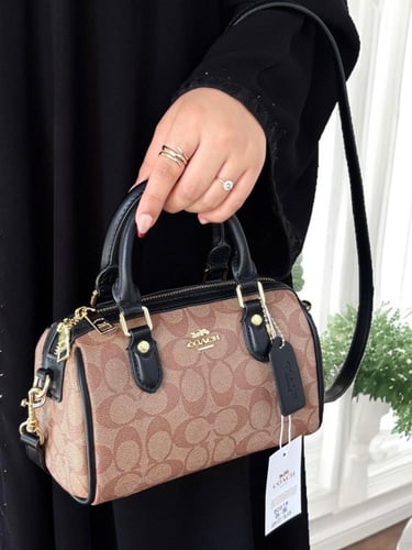 "حقيبة كوتش الأنيقة بلون بني مع تفاصيل مميزة"