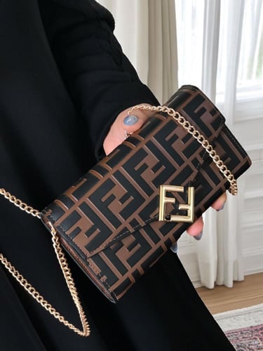 شنطة نسائية من ماركة فندي FENDI