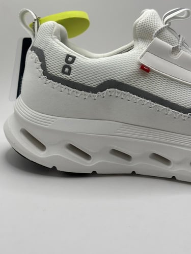 شوز كاجوال ابيض بتصميم رياضي من on