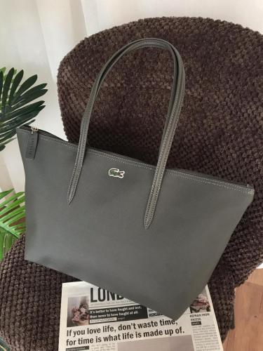 شنطة لاكوست