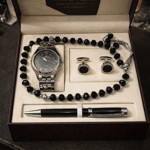 طقم رجالي باللون الفضي والذهبي و الميناء أسود مع ك...